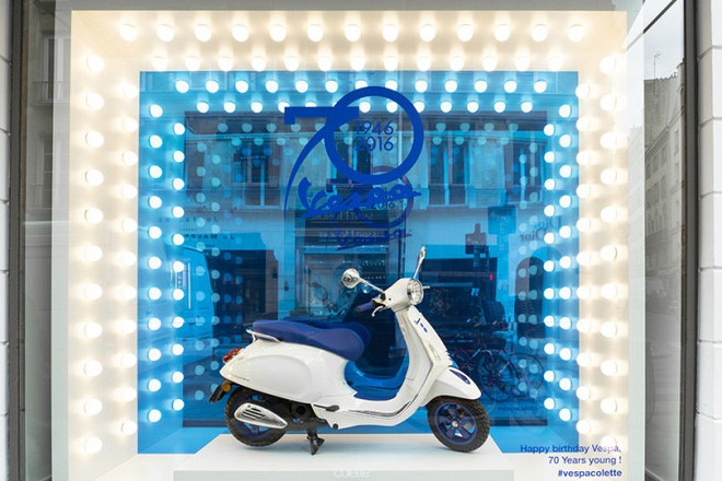 Phiên bản 70 năm mới nhất của dòng sản phẩm Vespa trong gian trưng bày tại Paris