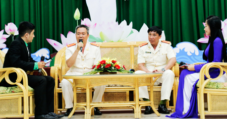 Lãnh đạo PC45 và lãnh đạo Công an phường Vạn Thạnh (TP. Nha Trang) giao lưu, chia sẻ kinh nghiệm