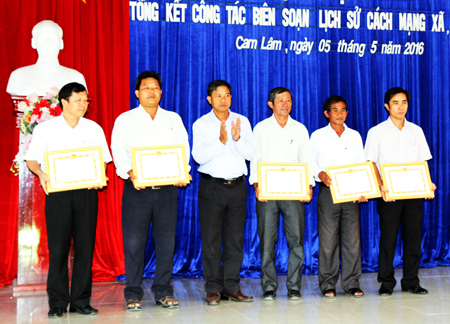 Các tập thể xuất sắc trong công tác biên soạn lịch sử cách mạng địa phương được Huyện ủy khen thưởng