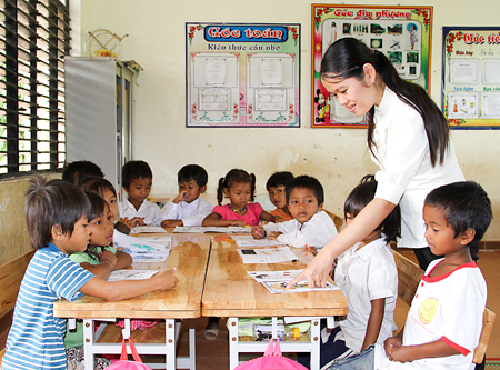 Huy động trẻ dân tộc thiểu số vào các lớp tập nói tiếng Việt