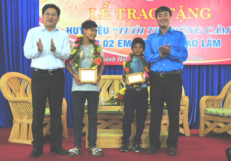 Nguyễn Duy Bắc (bìa trái) cùng Tỉnh đoàn trao huy hiệu “Tuổi trẻ dũng cảm” cho 2 thiếu niên