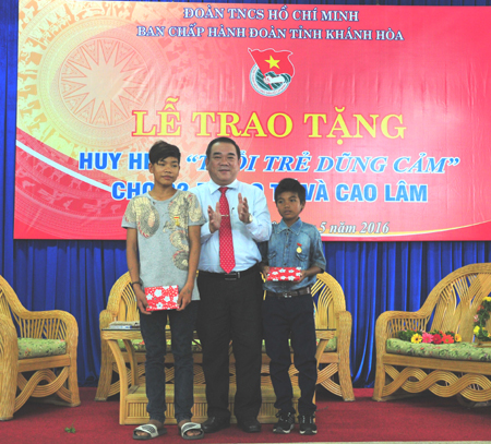 Đại diện Ngân hàng Nhà nước - Chi nhánh Khánh Hòa trao tiền chỗ trợ cho 2 em.