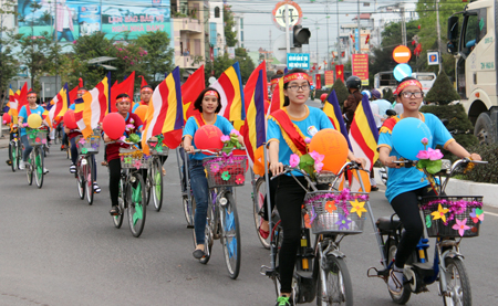 Hơn 600 thanh niên phật tử đạp xe tuyên truyền an toàn giao thông
