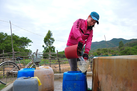 Người dân thôn Lệ Cam, xã Ninh Phú tận dụng nguồn nước giếng công cộng cho sinh hoạt