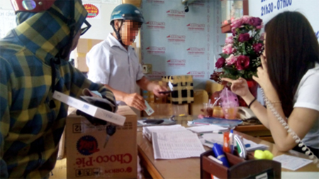 Một nhà xe tại TP. Nha Trang nhận hàng của khách để vận chuyển đi TP. Hồ Chí Minh