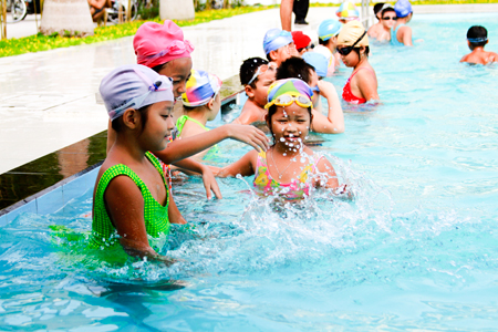 Các em thiếu nhi học bơi tại hồ bơi Yết Kiêu, TP. Nha Trang. Ảnh: Phúc Hiếu