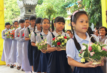 Nghi thức dâng hoa lên Đức Phật.