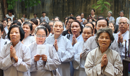 Đông đảo phật tử, người dân tham dự cầu nguyện 