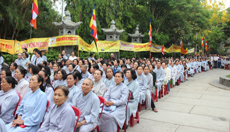 Đông đảo phật tử và người dân tham dự Đại lễ Phật đản. 