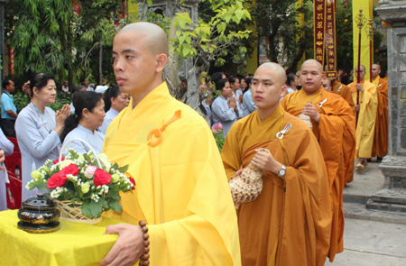 Dâng hương, hoa lễ Đức Phật.