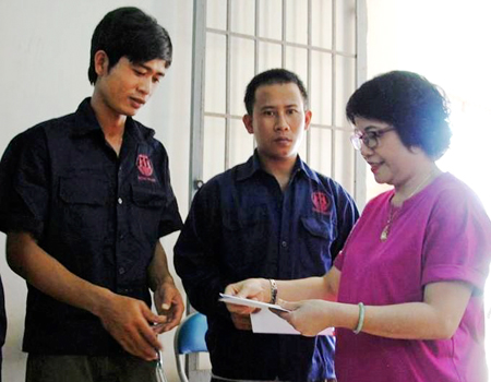 Đại diện Công đoàn các Khu công nghiệp và Khu kinh tế tỉnh  trao quà cho công nhân Khu công nghiệp Suối Dầu