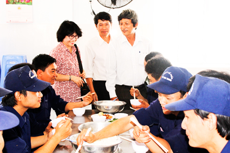 Nâng cao chất lượng bữa ăn ca cho công nhân