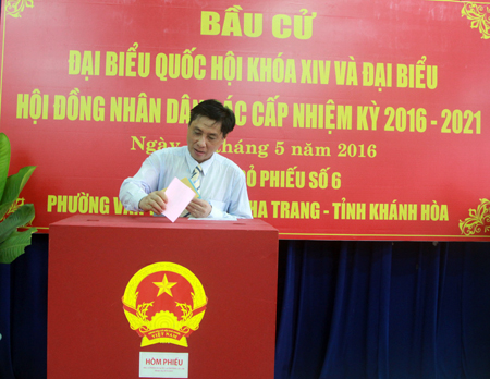 Le Duc Vinh, Deputy Secretary of Khanh Hoa Provincial Party Committee, Provincial People’s Committee Chairman, registering vote at polling station 6 Van Thang Ward, Nha Trang City. (Photo: V.K)