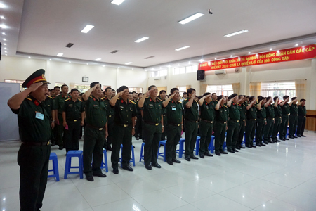 Khanh Hoa Provincial Military Command holds a solemn ceremony at the polling station 10, Xuong Huan Ward, Nha Trang City. (Photo: K.N)