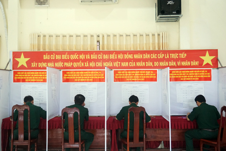 Voters of the provincial army forces writing down names of candidates. (Photo: K.N)