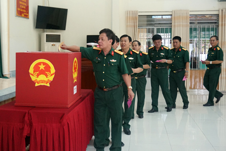 Officials of Khanh Hoa Provincial Military Command registering their votes. (Photo: K.N)