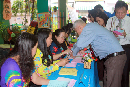 Electorate receiving ballots at polling station 6, Xuong Huan Ward, Nha Trang City. (Photo: X.T)