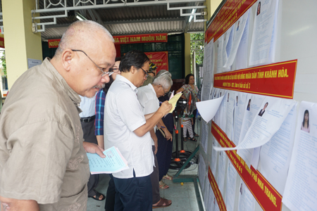 Voters screening candidates’ biographies before voting. (Photo: K.N)