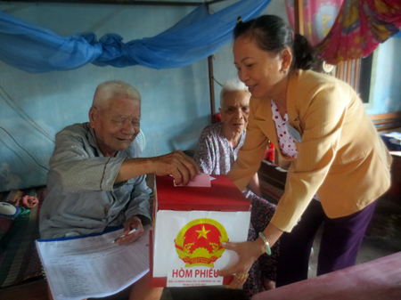 An old voter in Vinh Trung Commune, Nha Trang City voting at home. (Photo: M.T)
