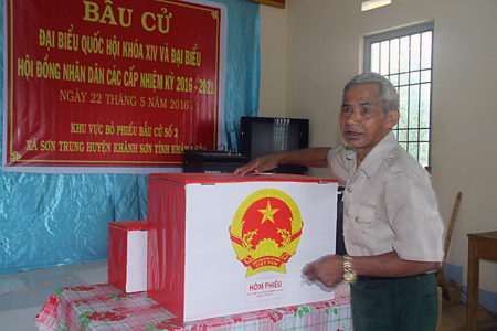 Hero of the People's Armed Force Bo Bo Toi casting ballot at polling station 2, Son Trung Commune, Khanh Son District. (Photo: N.T)