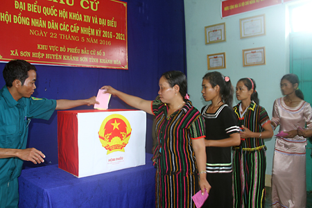 Raglai voters (Khanh Son District) joining election. (Photo: N.T)
