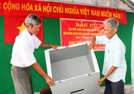Checking and sealing ballot-box before election in polling station 3, Van Phu Commune, Van Ninh District. (Photo: V.G – V.T)