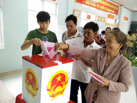 Nguyen Tran Ninh (aged 18, in moss green shirt) joins election for the first time. (Photo: C.V)