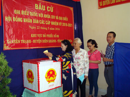 Electors at polling station 2, Dien Thanh Commune, Dien Khanh District. (Photo: K.D – H.Q)