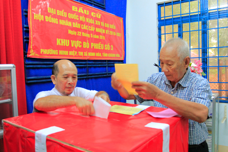 Voters in Ninh Hiep Ward, Ninh Hoa Town. (Photo: T.L)
