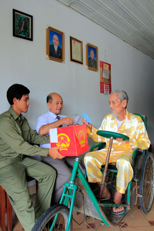 Nguyen Duy (aged 101) casting at home. (Photo: P.H)