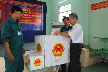 Le Da (aged 85, Bai Gieng 4 Population Group, Cam Duc Town, Cam Lam District) has joined elections for 12 times.