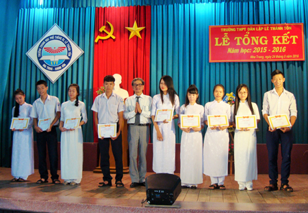 Đại diện Sở Giáo dục và Đào tạo trao giấy khen cho các học sinh giỏi.