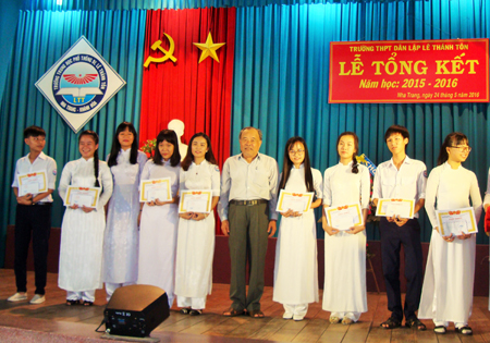 Ông Lê Gia Khánh, nguyên hiệu trưởng nhà trường trao giấy khen cho các lớp.