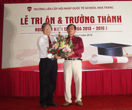 Đại diện phụ huynh học sinh tặng hoa cho lãnh đạo nhà trường.