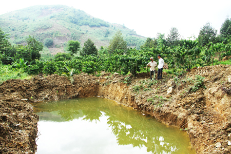 Khánh Sơn: Đào ao chống hạn