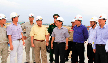 Đồng chí Đào Công Thiên (người thứ 3 từ trái sang) kiểm tra hiện trường