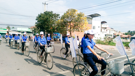 Các đoàn viên, thanh niên ra quân diễu hành tuyên truyền an toàn giao thông