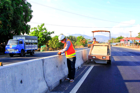Tuyến Quốc lộ 1A qua địa bàn huyện Cam Lâm và TP. Cam Ranh luôn được dọn vệ sinh sạch sẽ