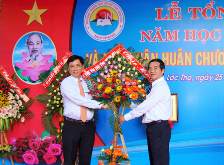 Đón nhận Huân chương Lao động hạng Nhì