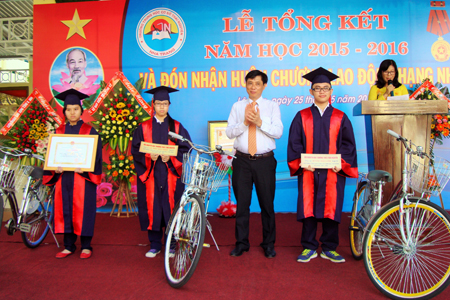 Ông Lê Đức Vinh trao thưởng cho các học sinh của trường đạt thủ khoa trong các cuộc thi cấp tỉnh.