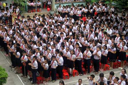 Toàn thể học sinh lớp 5 cùng hát bài 