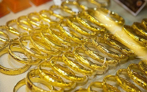 Giá vàng trượt dốc liên tiếp chạm đáy 4 tuần