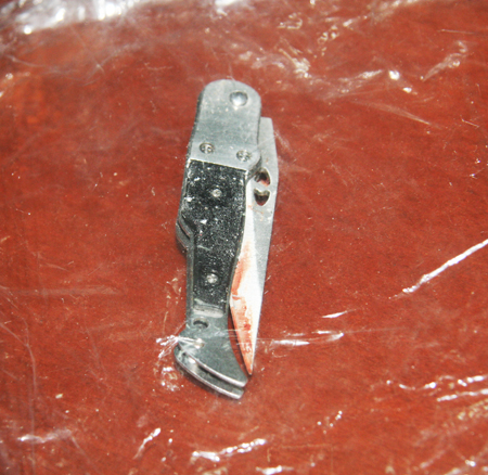 Công an thu giữ con dao mà Phụng đã đoạt mạng người.