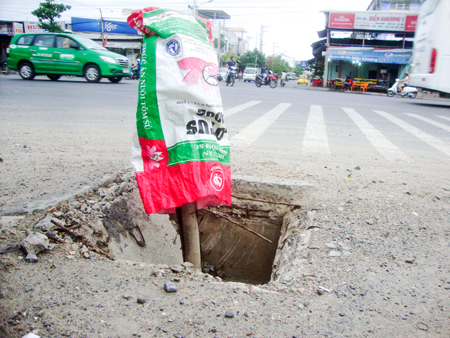 Hố nguy hiểm giữa đường