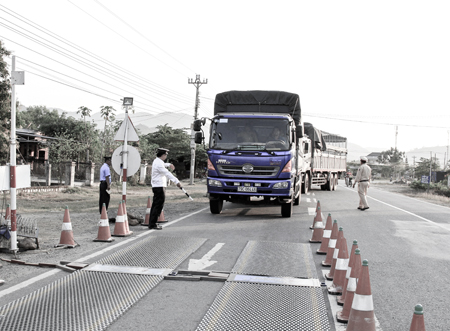 Các lực lượng hướng dẫn xe vào trạm cân tải trọng