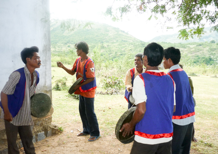 Nghệ nhân truyền lại cách đánh mã la cho thanh niên người Raglai ở Cam Ranh