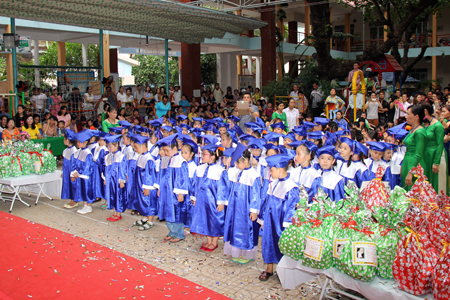 Học sinh mẫu giáo lớn làm lễ ra trường