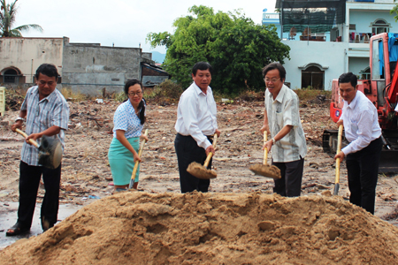 Các đại biểu thực hiện nghi thức khởi công xây dựng.