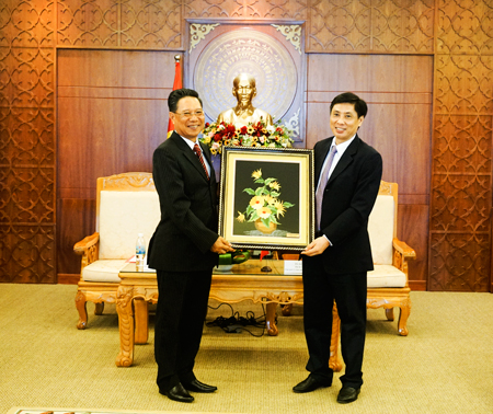 Tiếp đoàn công tác tỉnh Attapư, Lào