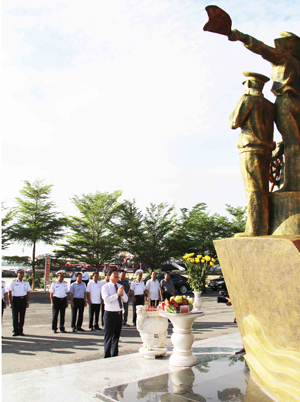 Lãnh đạo đoàn công tác viếng Tượng đài Đoàn tàu không số anh hùng.